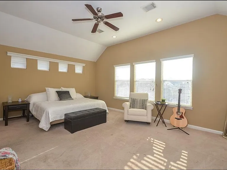 3010 Caroline St — Photo 10