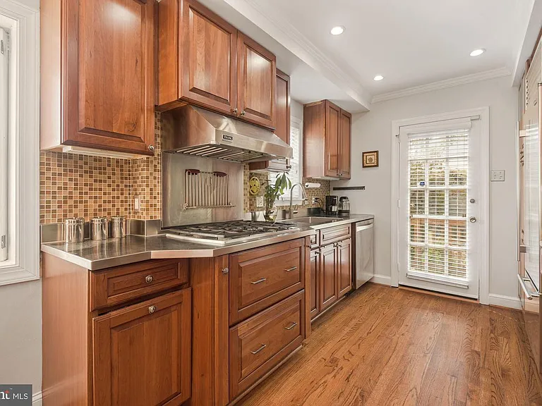 205 W Cameron Rd — Photo 1