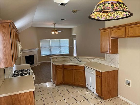 4th image of 518 Westbury Ln