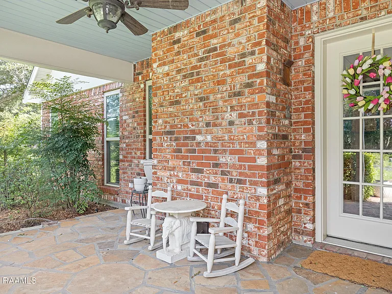 2407 E Broussard Rd — Photo 30