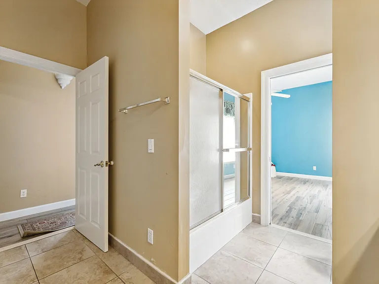 111 Florida Ave — Photo 20