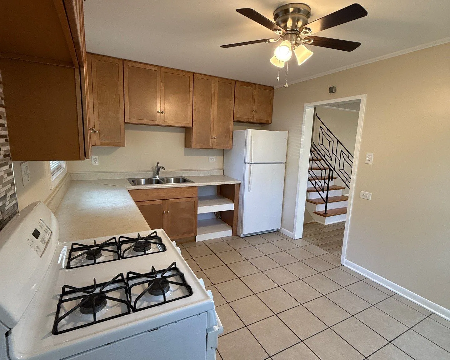 3 bed, 1088 sqft, $2,400 — Photo 2