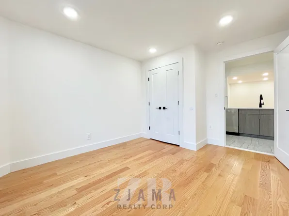 90 East 18th Street image 8 of 12