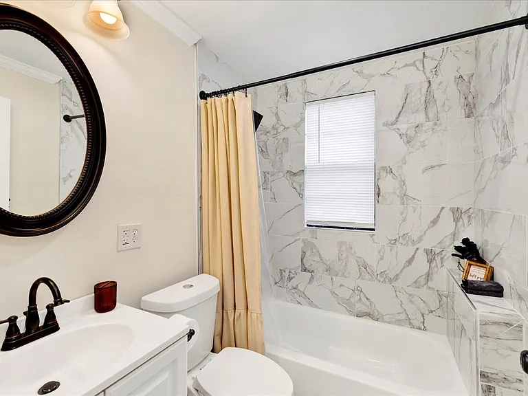 +1st bathroom
+Bath/shower combination