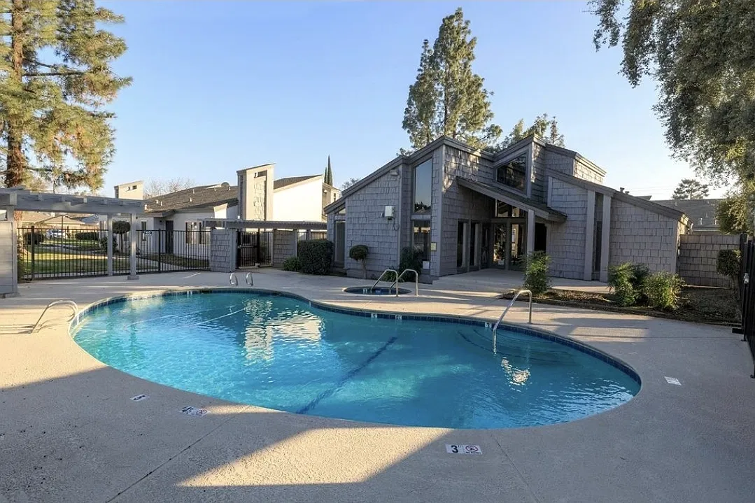 2 bed, 904 sqft, $1,749 — Photo 4