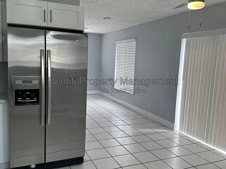 717 SE 9th St #A — Photo 16