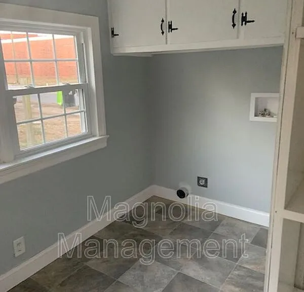 1027 William St — Photo 8