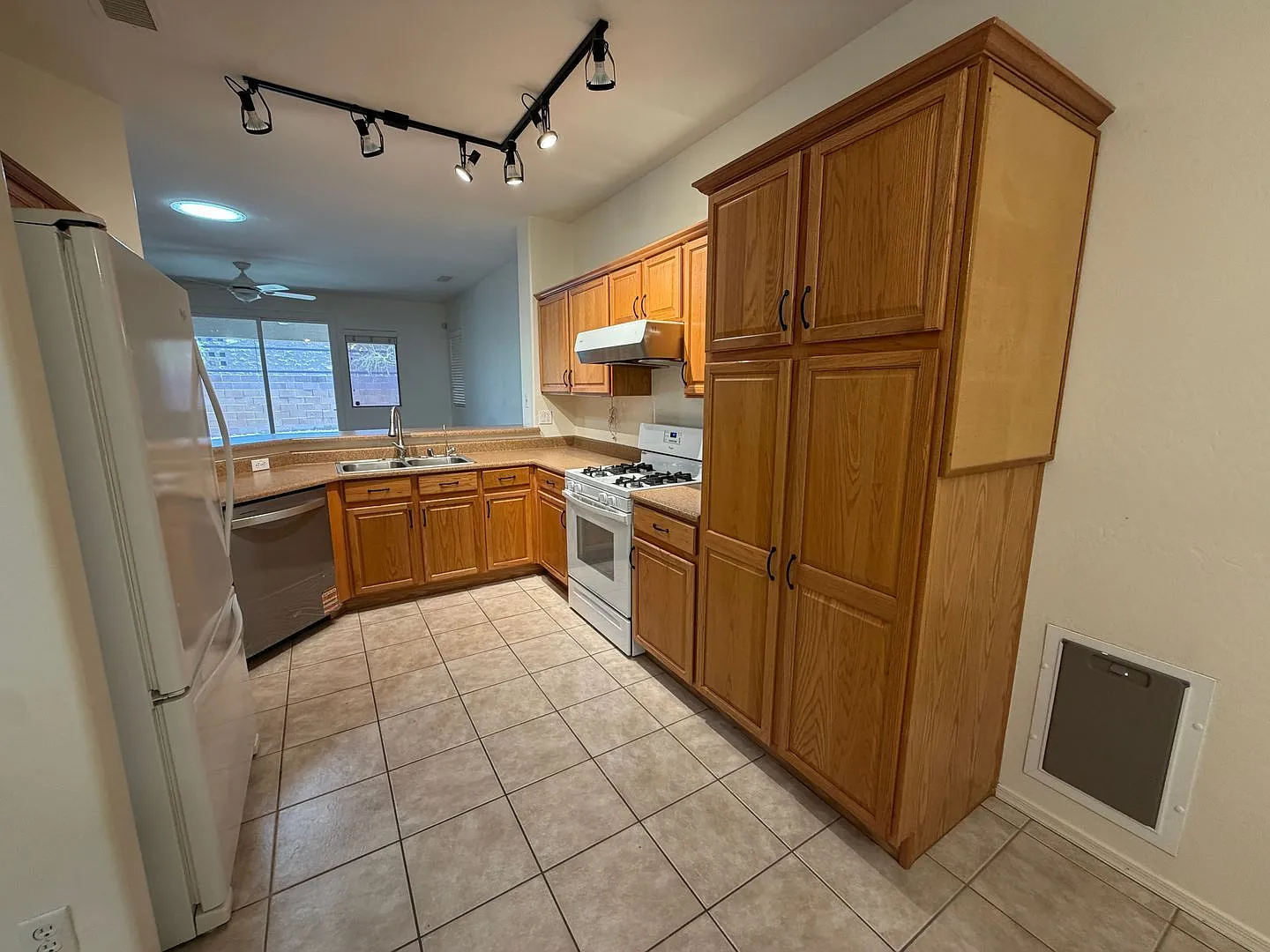 3 bed, 2.0 bath, 1344 sqft, $2,100 — Photo 2