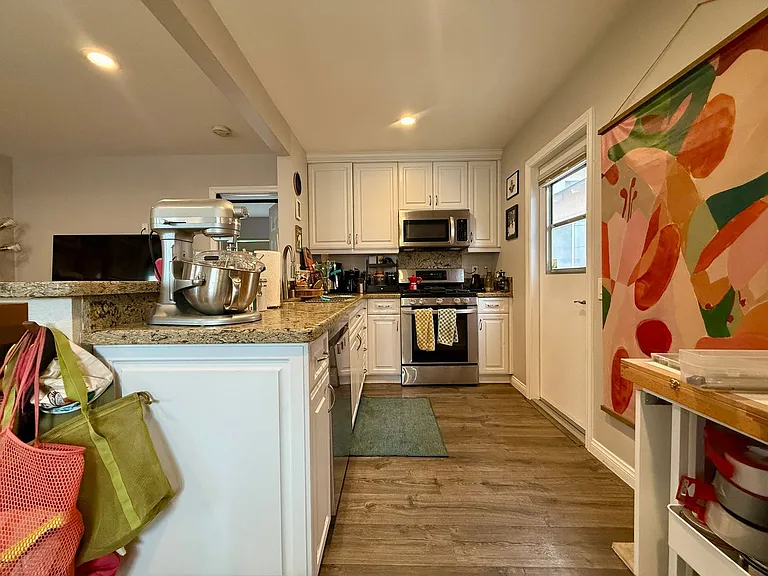 Modern Bungalow with W/D + A/C! Assigned Parking Included & 1 Garage Storage! — Photo 6