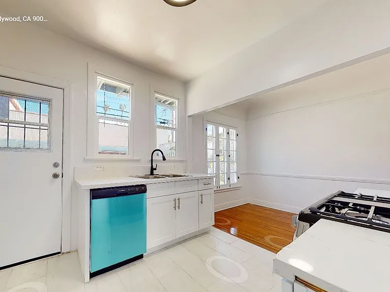 1002 N Sweetzer Ave — Photo 3