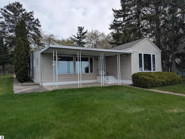 1082 S 6th St, Au Gres, MI 48703