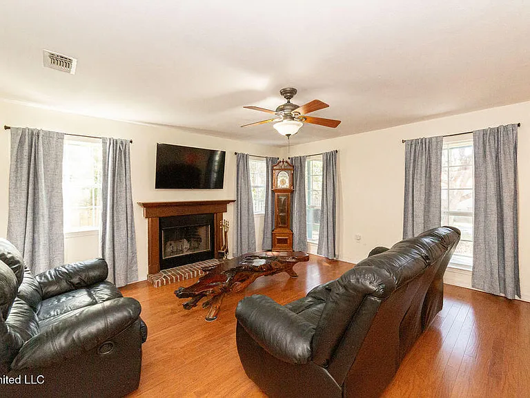 114 Menge Ave — Photo 8