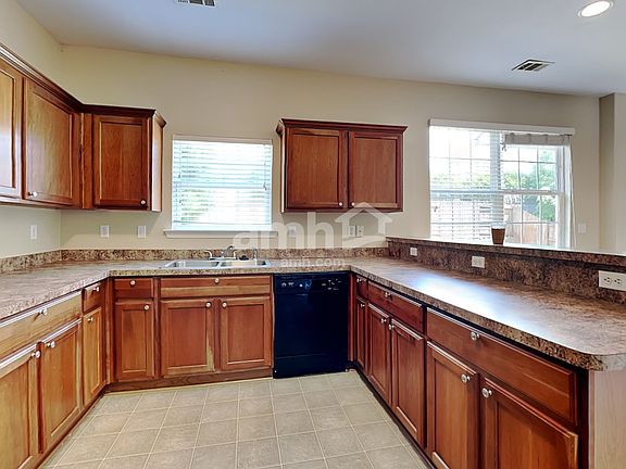 3rd image of 6 Roberts Hill Dr