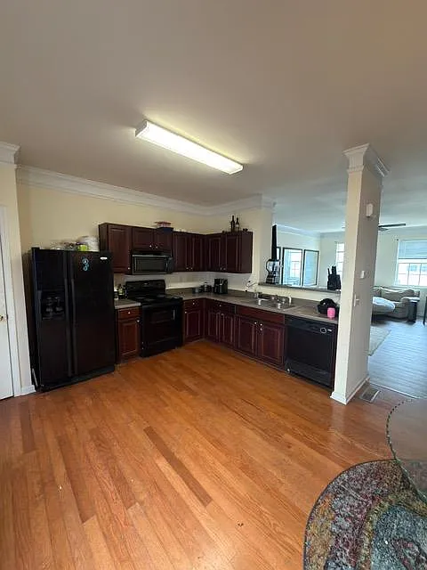 3 bed, 1.0 bath, 1800 sqft, $3,183 — Photo 4