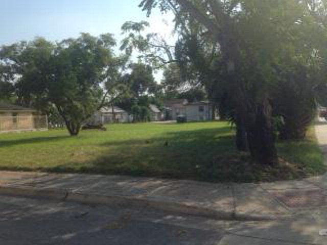 1st image of 1042 E 13th St