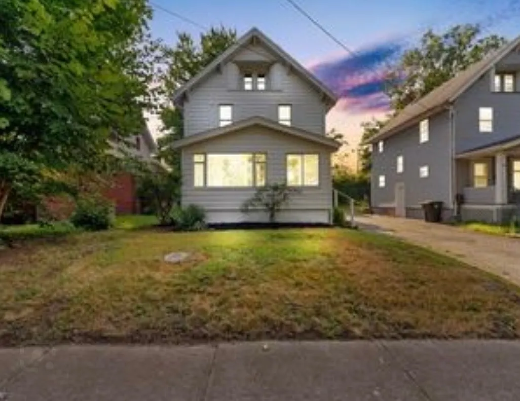 3 bed, $1,300 — Photo 1