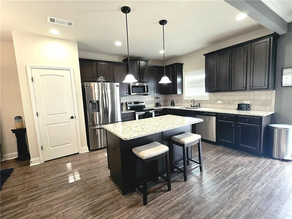 5 bed, 2556 sqft, $2,650 — Photo 2