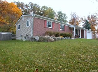 2902 Sleaford Dr, Waterford, MI 48329