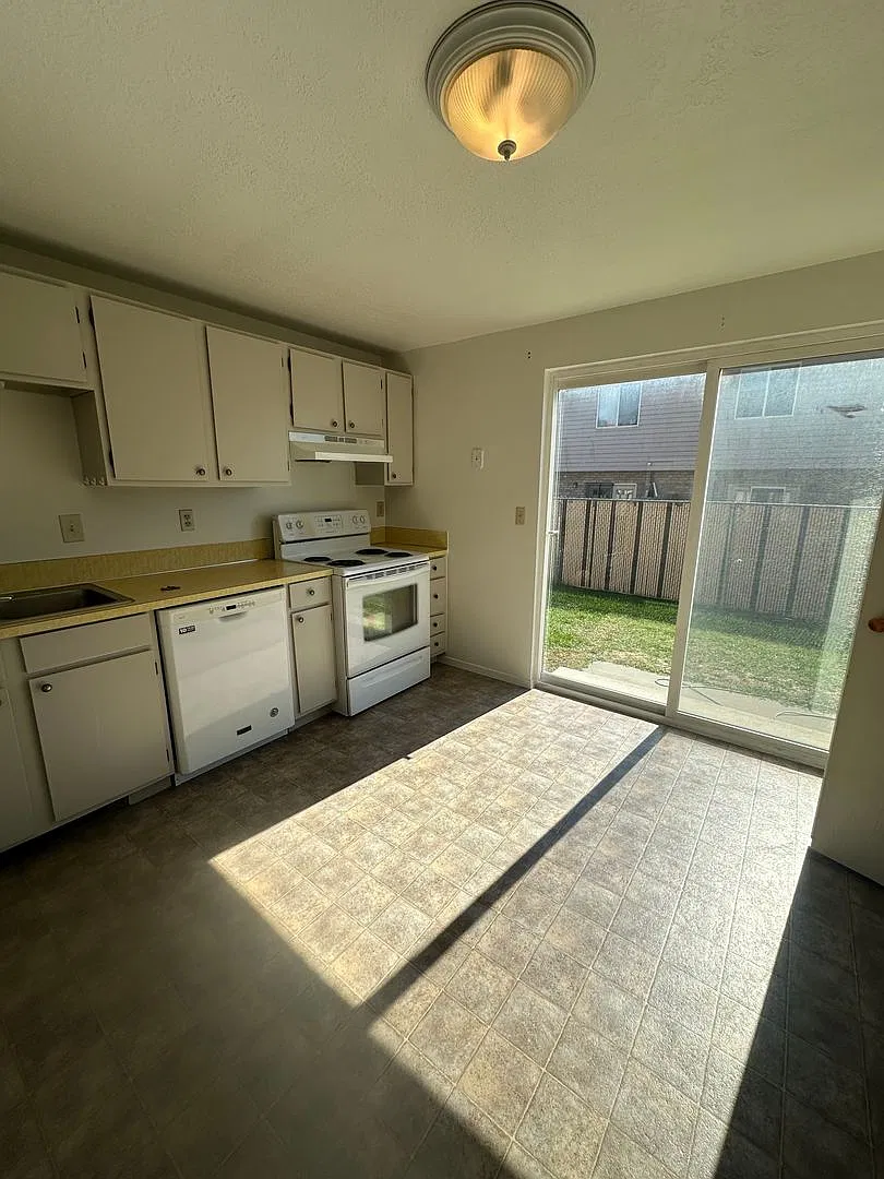 Charming 2-Bedroom Apartment In The Heart Of Pleasant Grove! — Photo 4