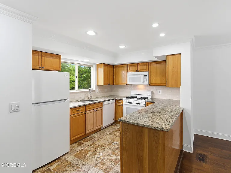 190 Spruce St #10 — Photo 14
