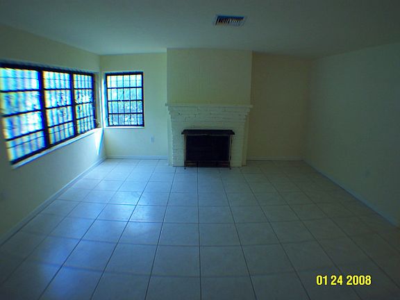 Living room w/fireplace