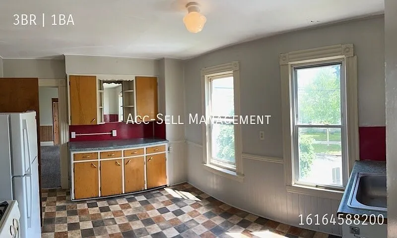 3BR/1BA Upper Apartment Near Downtown GR at 801 Crosby NW, Grand Rapids, MI 49504 — Photo 3