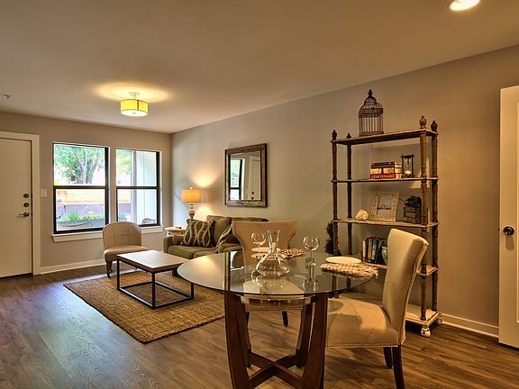 2nd image of 924 E 51st St APT 105