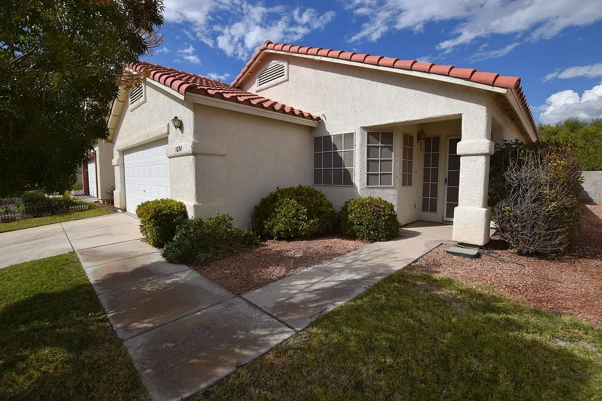 Beautiful Single Story Three Bedroom Home! — Photo 3