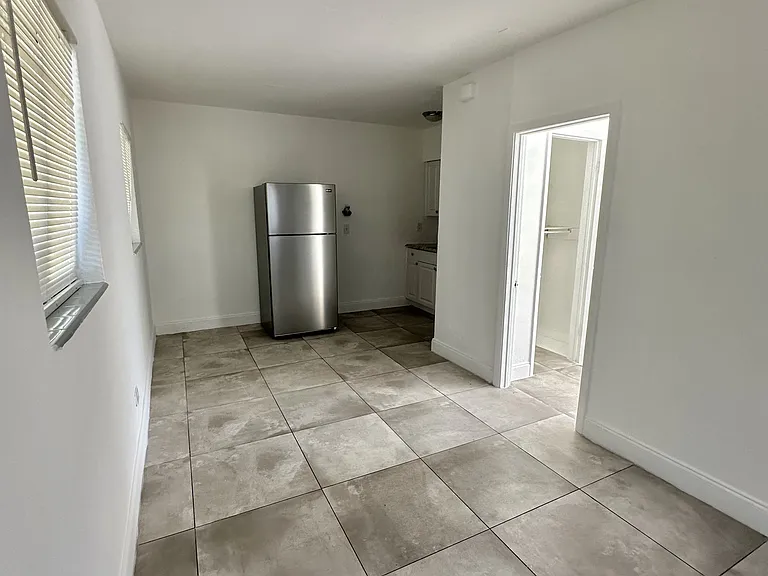 916 NW 3rd Ave — Photo 3