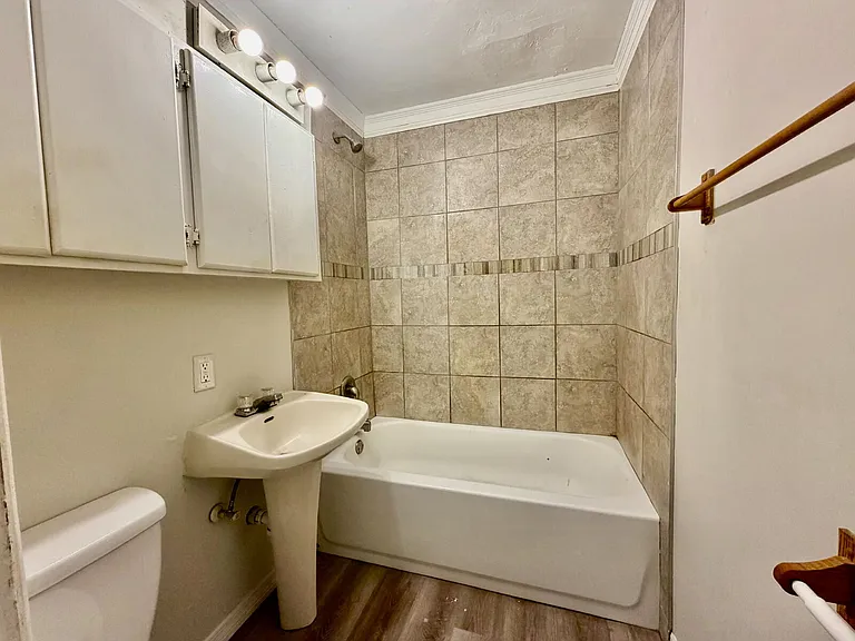 1348 Crestwood St — Photo 10