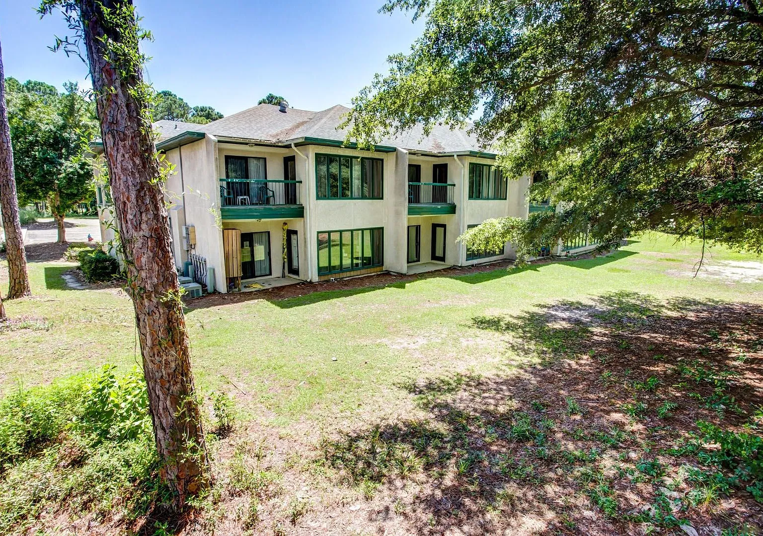 Golf Villa Condos — Photo 2