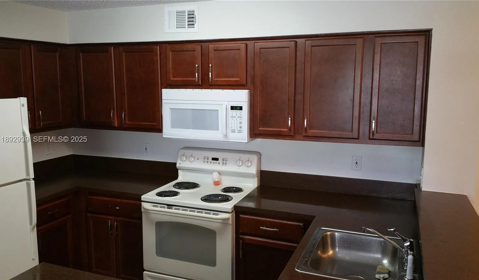 3 bed, 1408 sqft, $2,395 — Photo 4