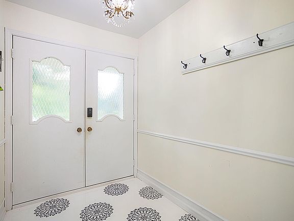 4th image of 241 Woodlawn Ct
