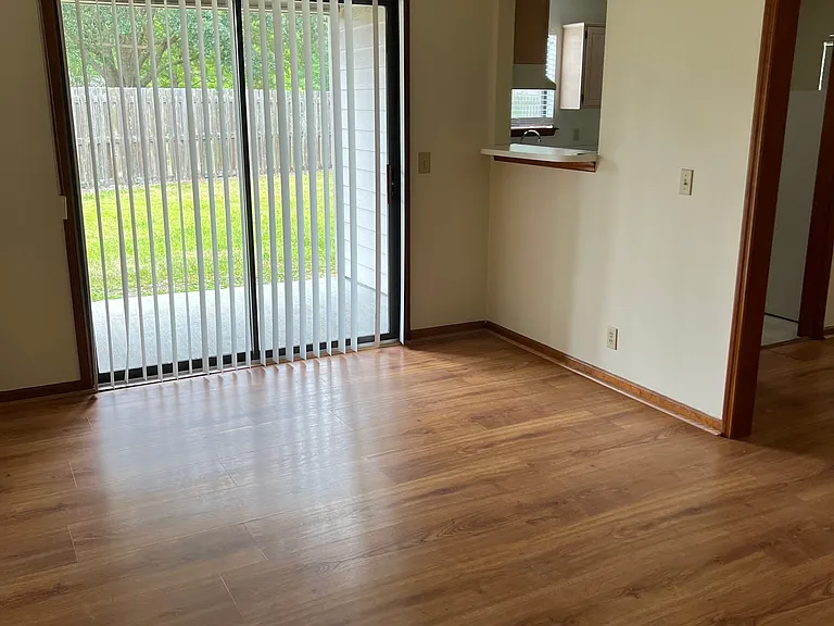 511 Moeckel Ln — Photo 3