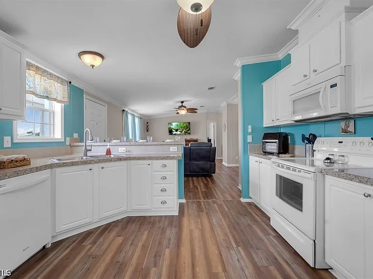 701 Coral Dr — Photo 32