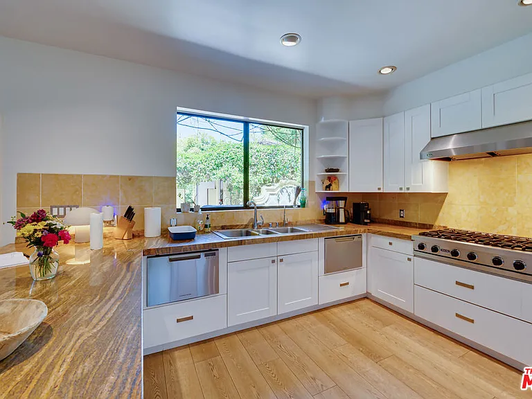 1902 Granville Ave — Photo 13