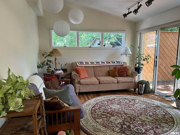 5th image of 701 W Elm St
