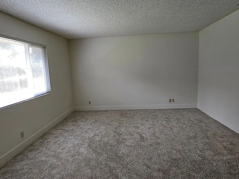 1406 Oak Knoll Rd — Photo 27