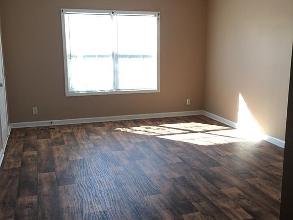 3rd image of 320 Pioneer Dr
