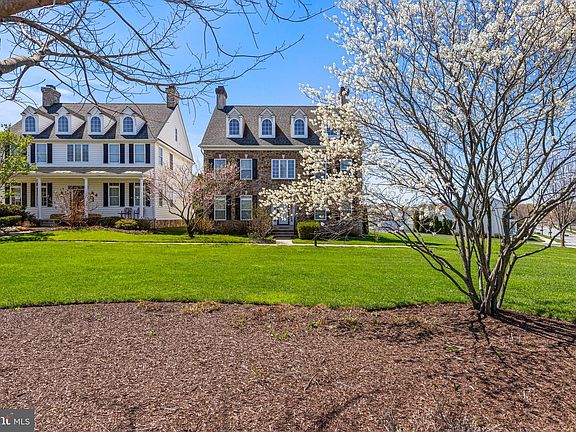 3rd image of 804 Wren Ln