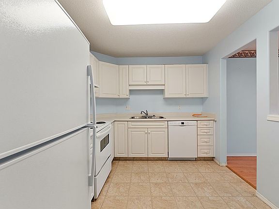 4th image of 302-5116 49th St #302