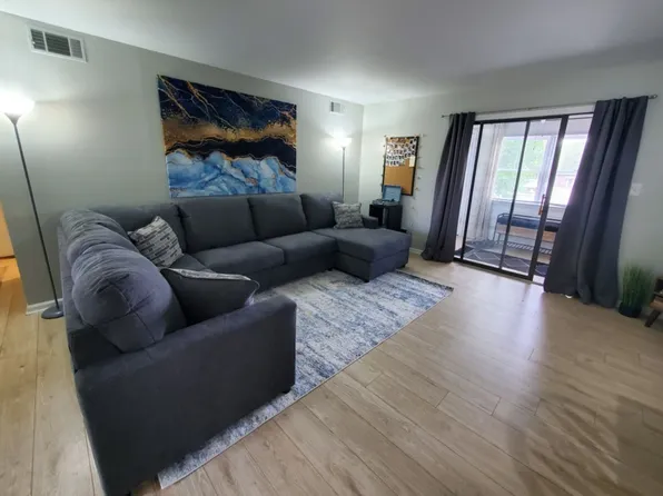 300 E Main St #E, Pilot Mtn, NC 27041