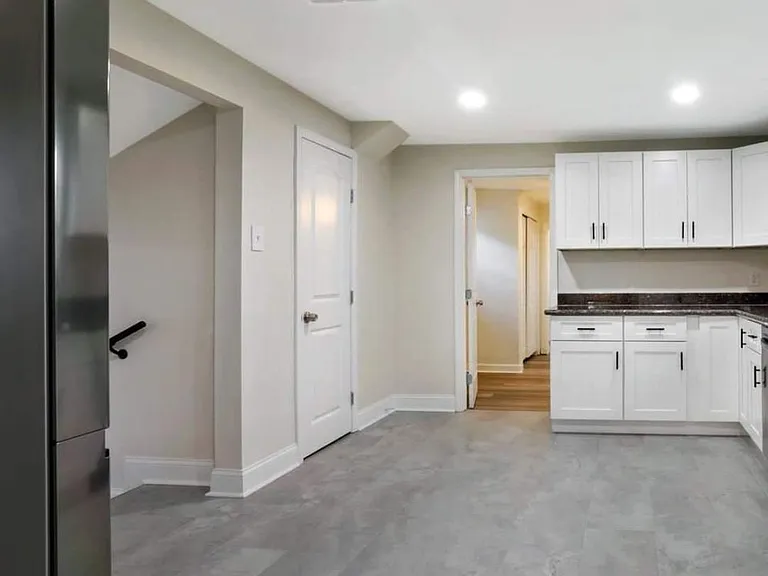 512 Avenue G — Photo 9