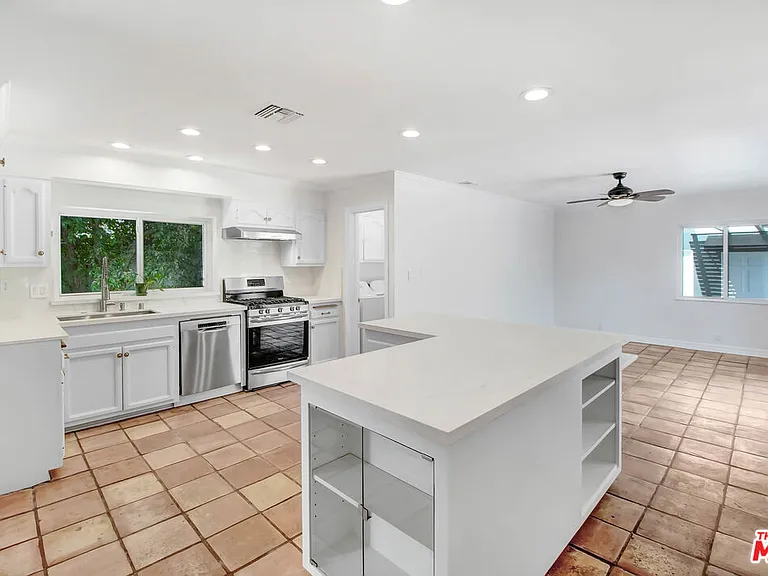 2401 Olive Ave — Photo 11