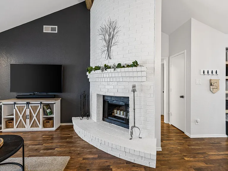 2918 Timothy Ln — Photo 8