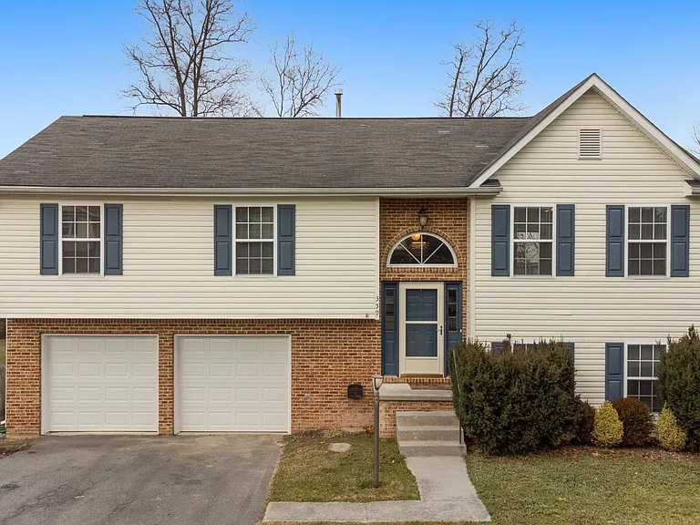 359 Montgomery Cir — Photo 1