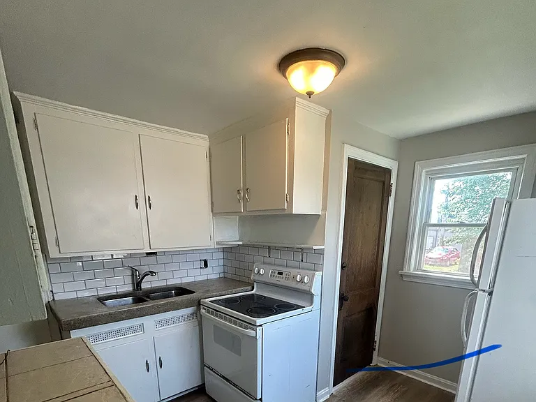 189 E 3rd St #1 — Photo 5