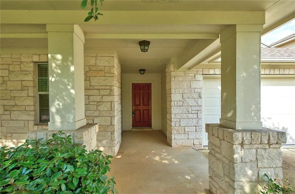 3 bed, 2300 sqft, $2,635 — Photo 2