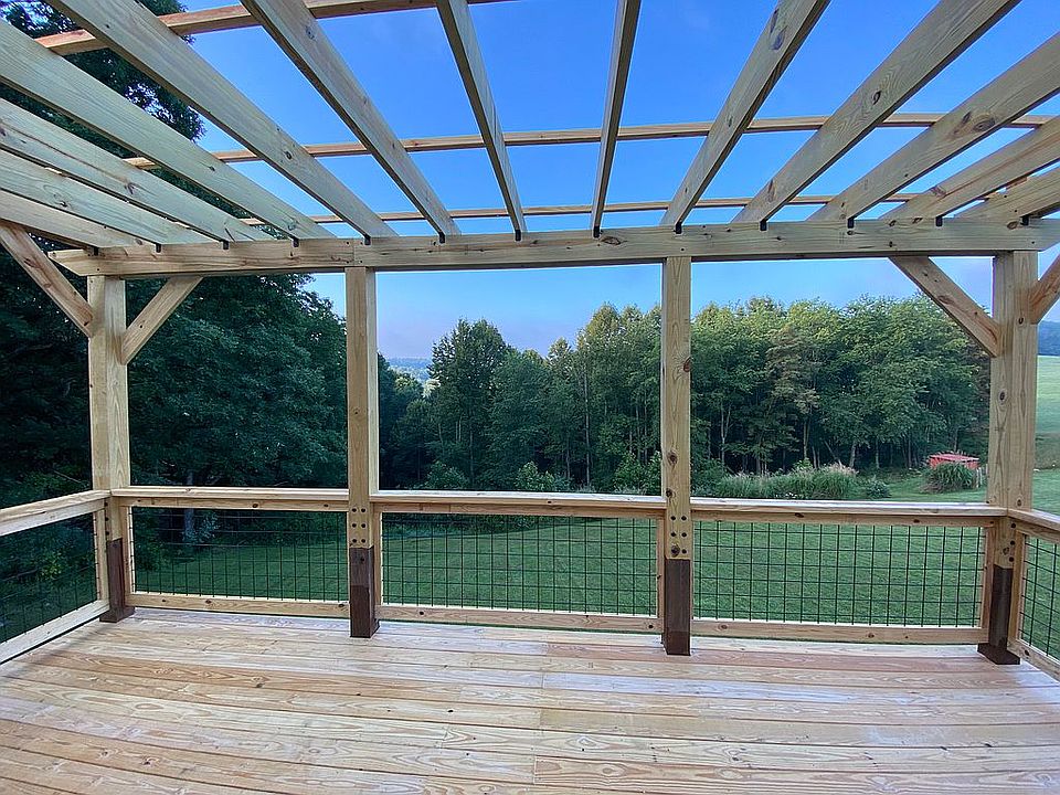 Rear patio with pergola 