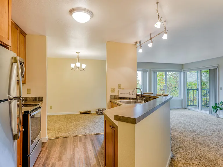 Sunset Summit Apartments — Photo 36